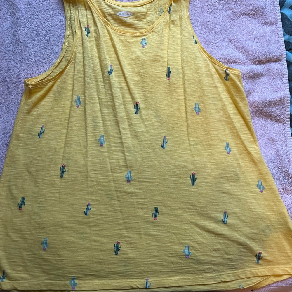 Kinda yellow with gold and has green cactus on it ver fresh